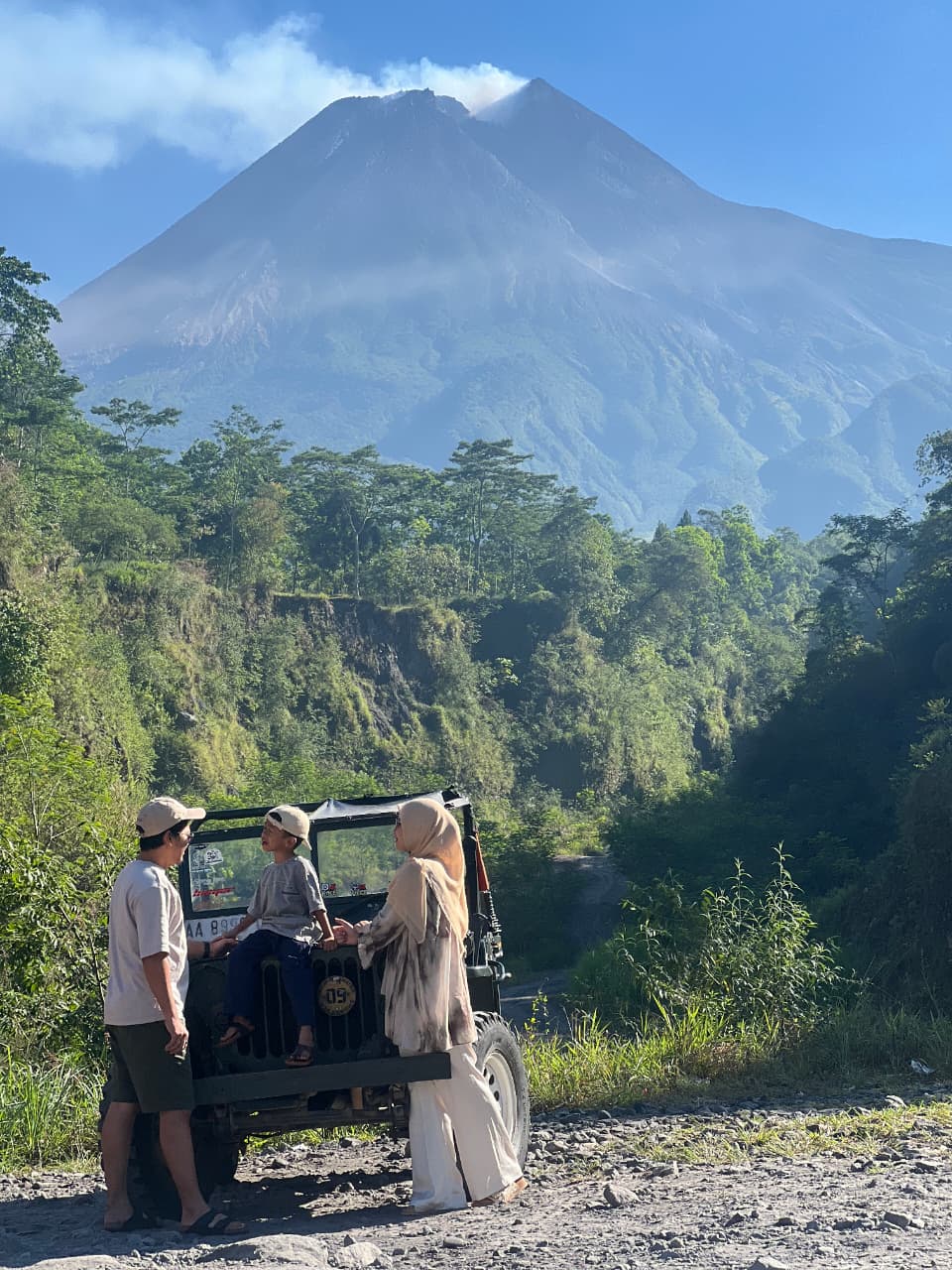 Keluarga menikmati pemandangan Merapi bersama jeep