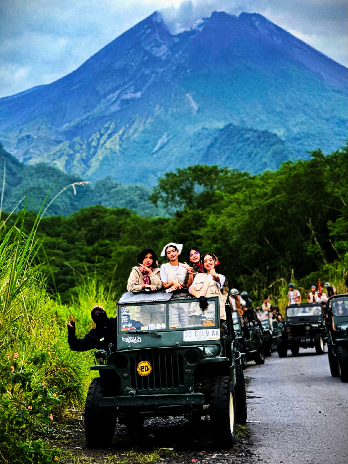 Jeep Lava Tour menjelajahi lereng Gunung Merapi